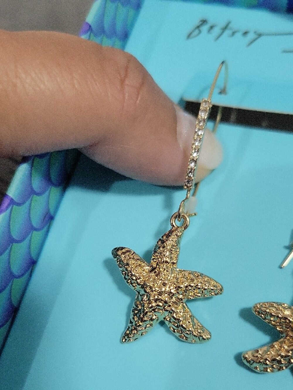 BETSEY JOHNSON Jewels Gold Starfish Dangle Earrings - Picture 6 of 7